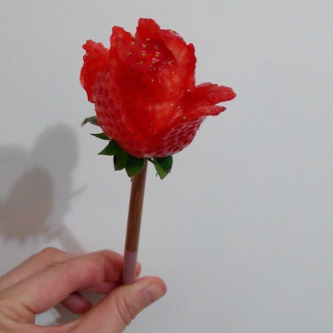 草莓玫瑰花的做法