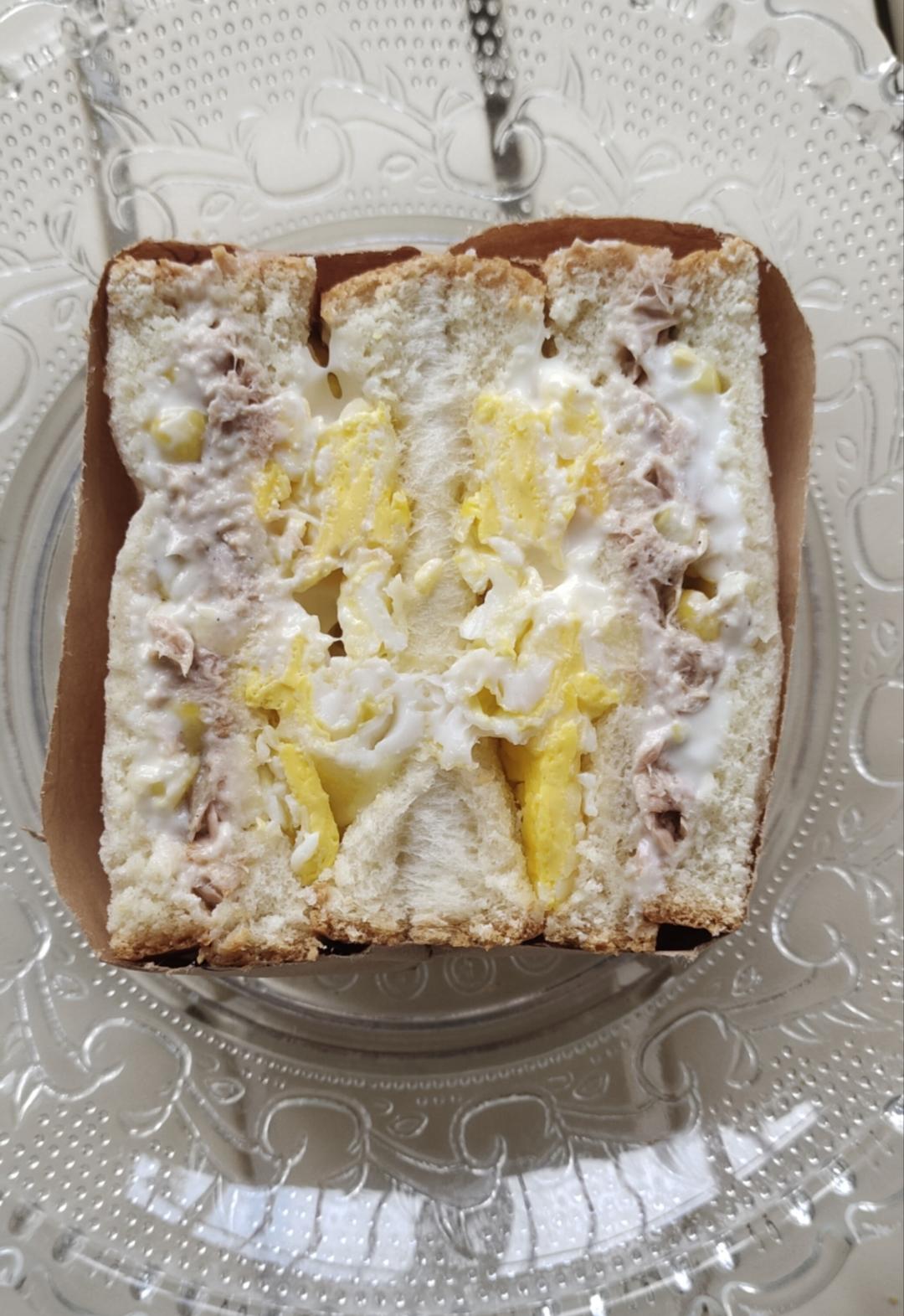 早餐｜金枪鱼玉米鸡蛋三明治