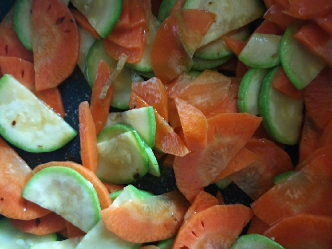 梅菜肉酱饼+西葫芦炒木耳胡萝卜