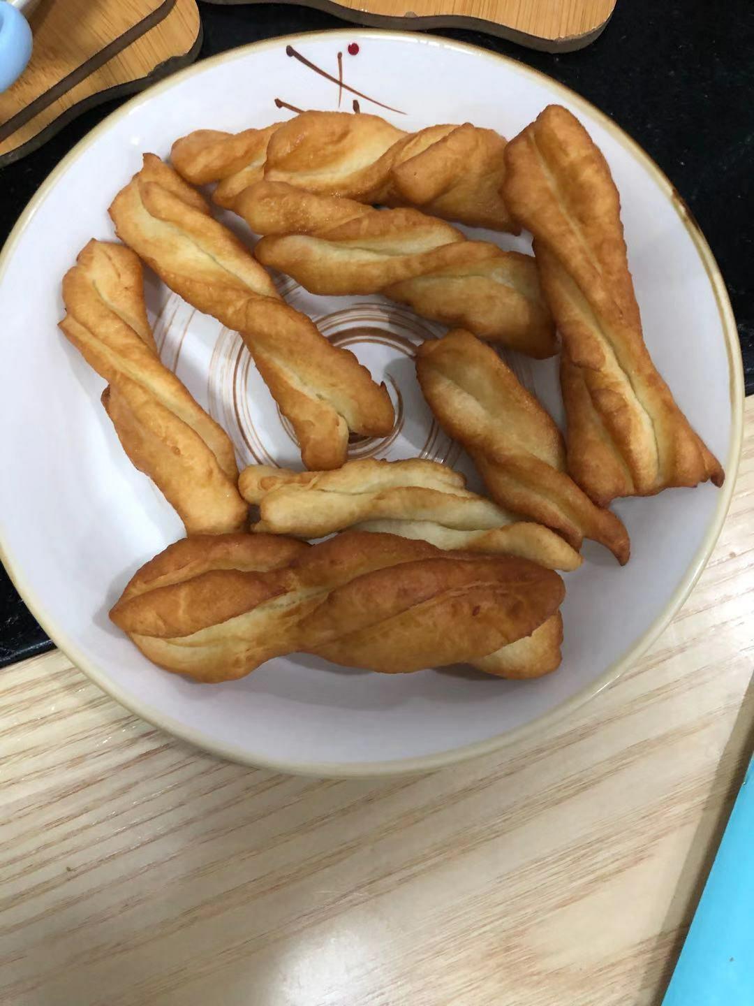 家庭版蓬松酥脆的芝麻小油条（酵母）（无泡打粉）