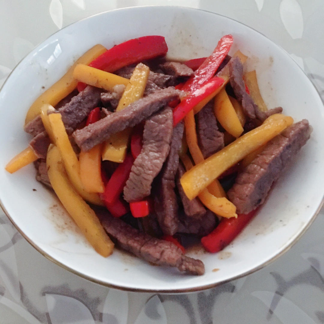 色彩鲜亮饱满的牛肉菜，孩子爱吃的——彩椒牛柳【孔老师教做菜】