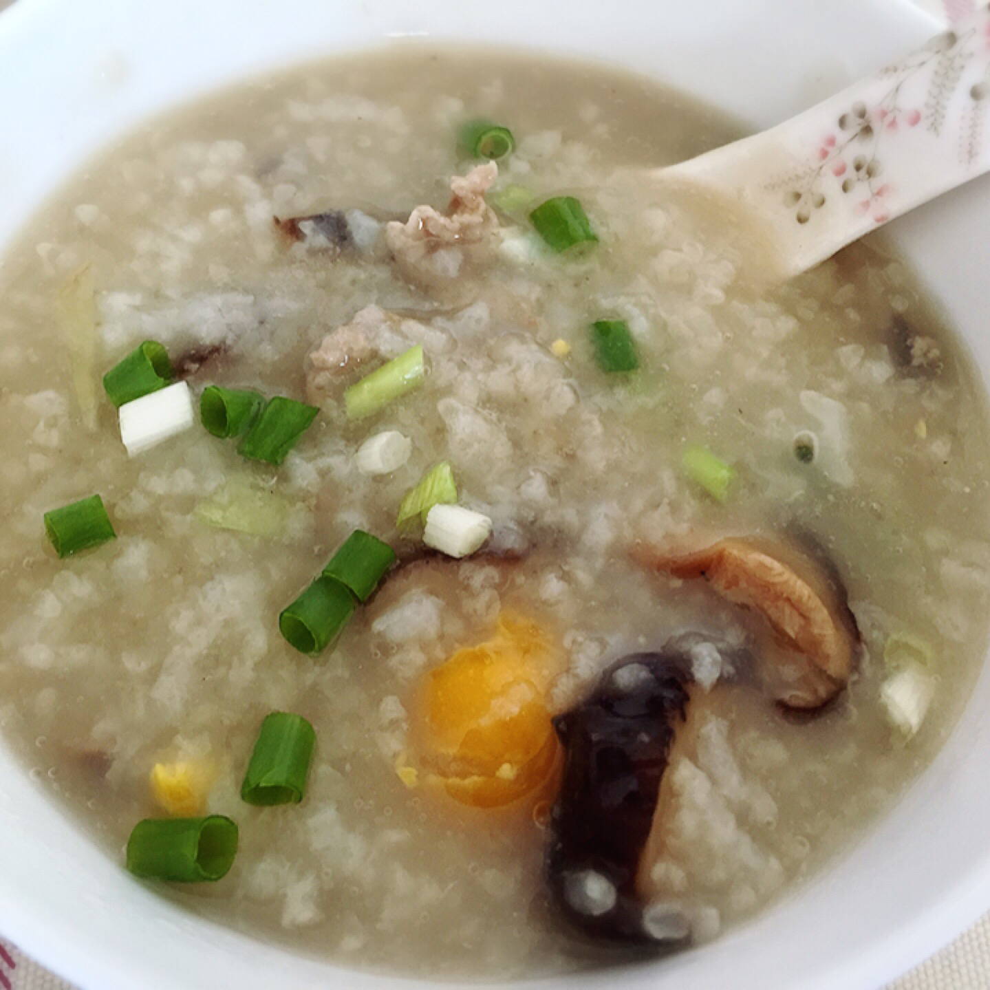 香菇生滚牛肉窝蛋粥