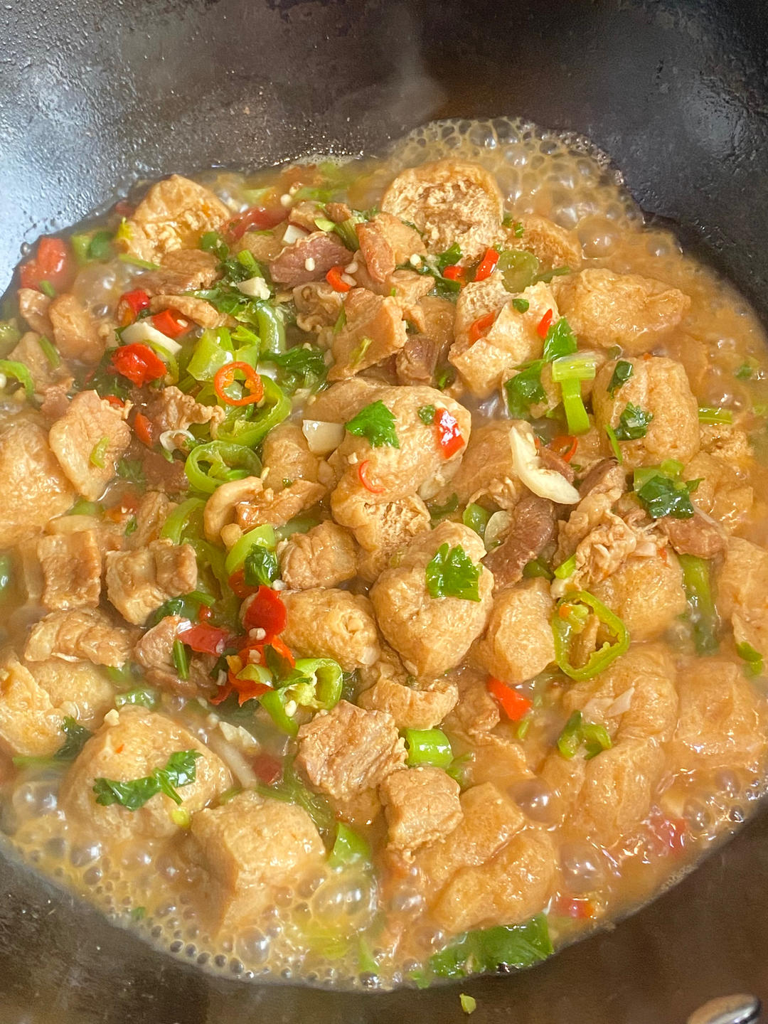 如果你爱吃辣，这个油豆腐烧肉你绝对爱死