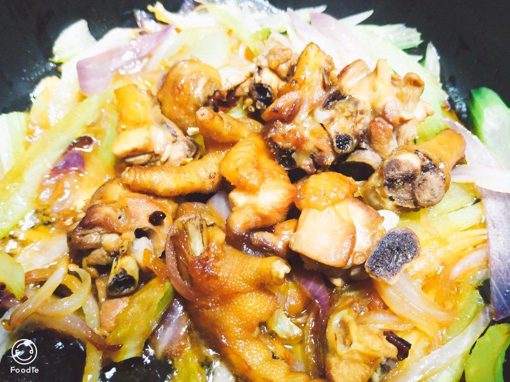一鸡两吃的广东鸡煲
