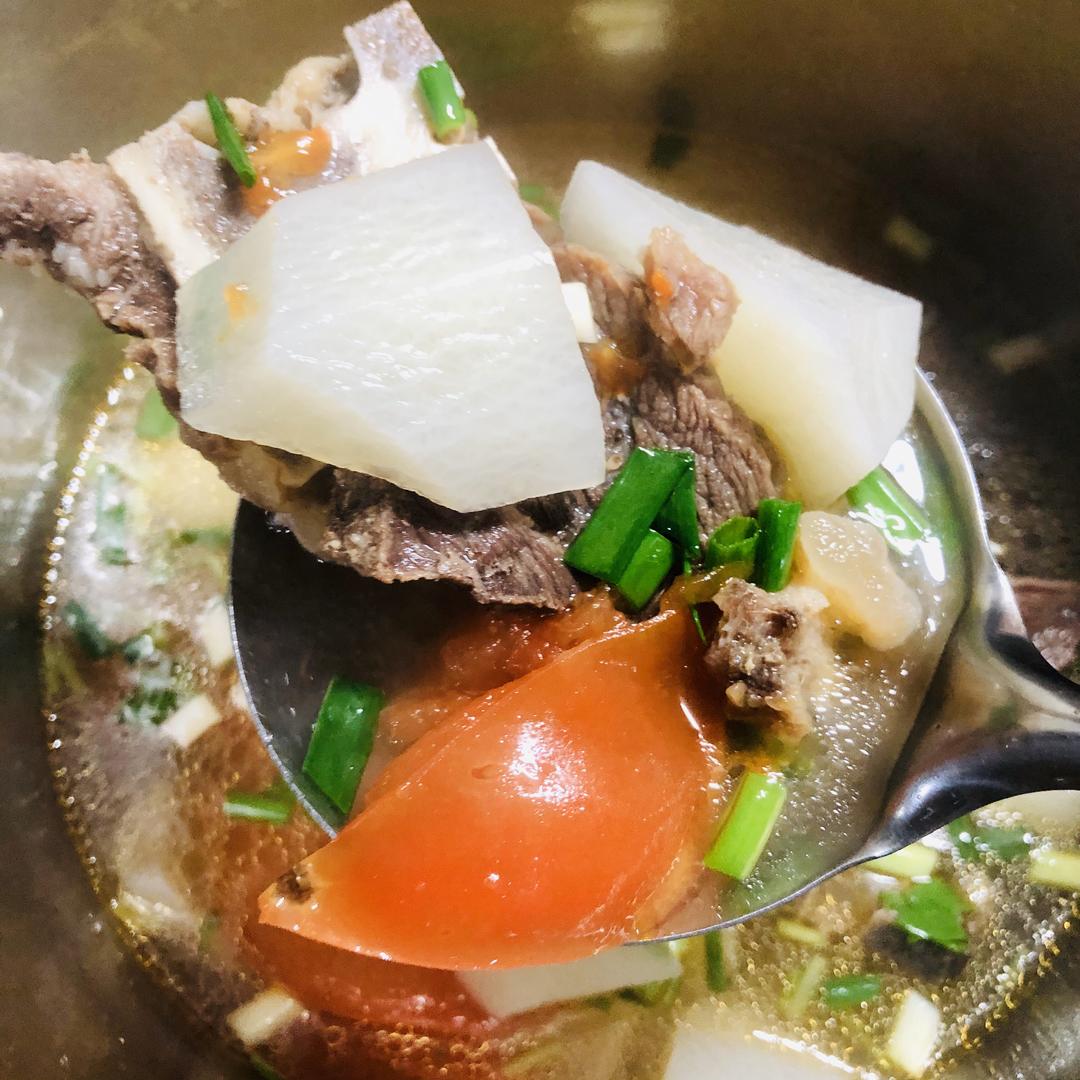 快手番茄萝卜牛骨汤的做法