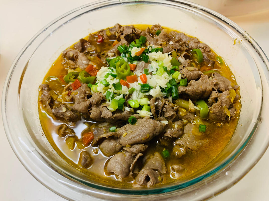 厨师长教你：“酸汤肥牛”的家常做法，金汤鲜香，酸辣开胃