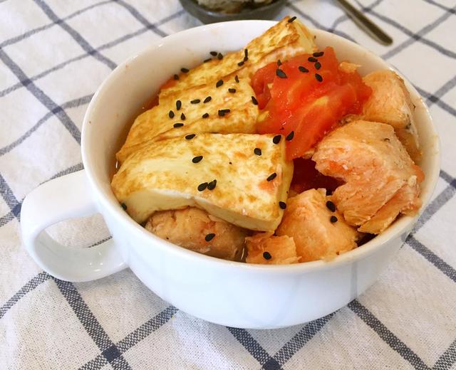 番茄豆腐炖三文鱼（健身减脂）的做法