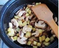 土豆蘑菇腊味饭的做法 步骤6
