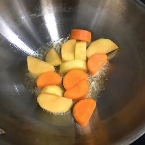 土豆胡萝卜牛腩的做法 步骤3