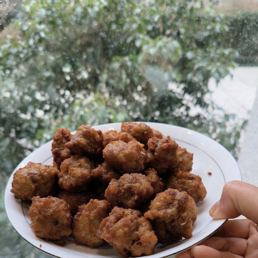 「炸猪肉丸子」有技巧，外酥里嫩杠杠好吃😋