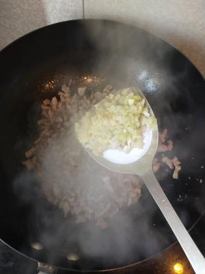 酸菜猪肉火烧的做法 步骤4