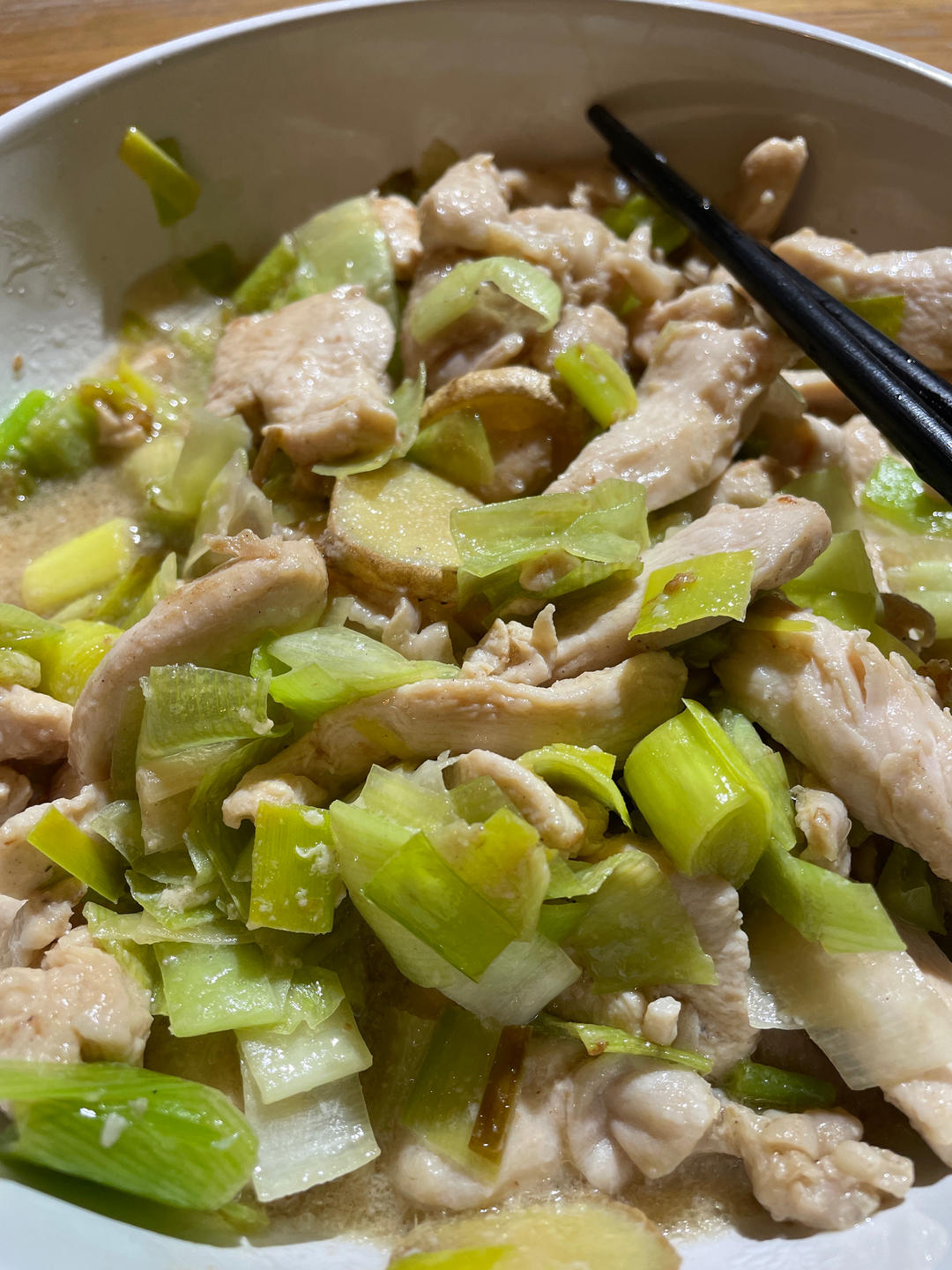 大葱炒鸡胸肉，简单2步，又香又嫩，孩子爱吃