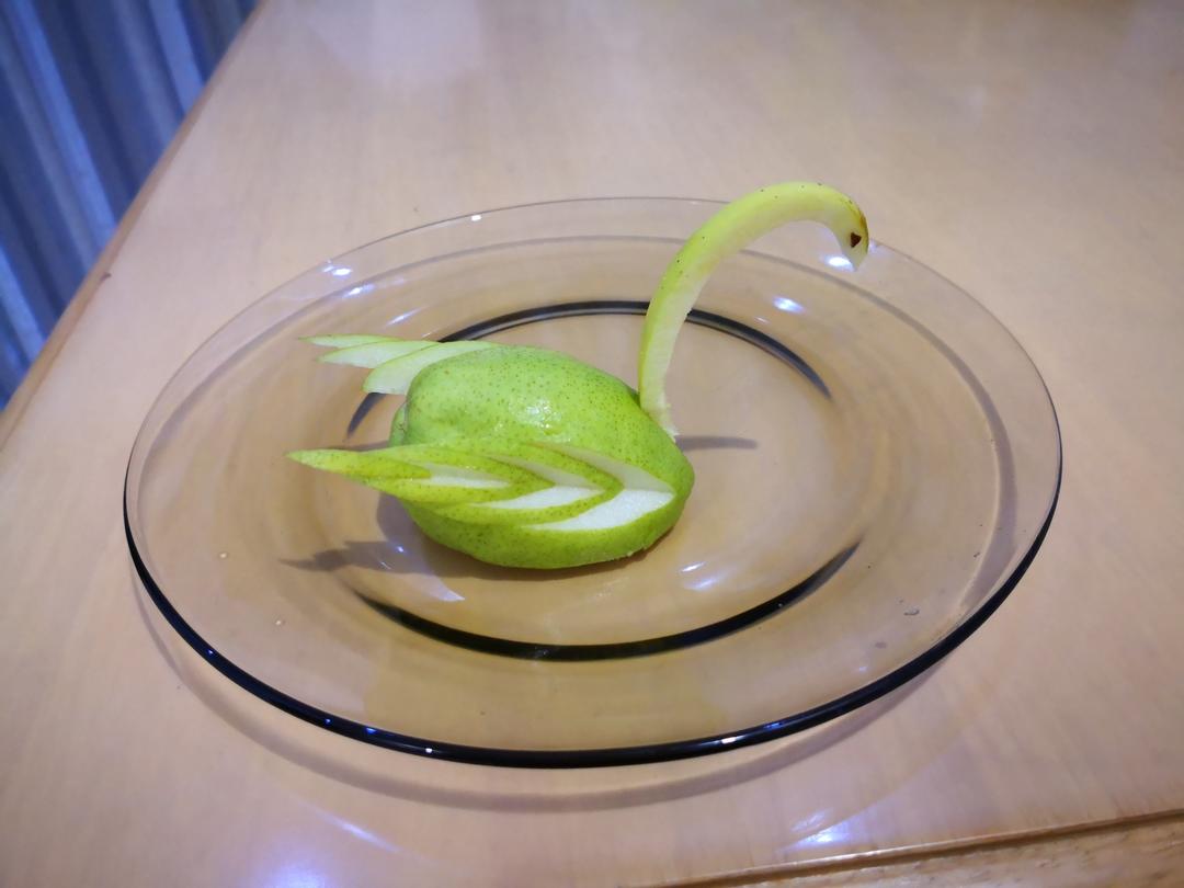 苹果梨秒变天鹅水果拼盘