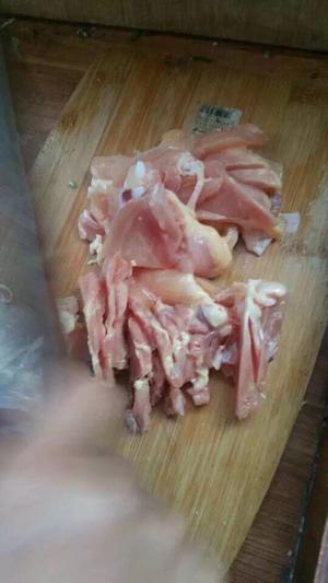 尖椒炒鸡腿肉的做法 步骤1