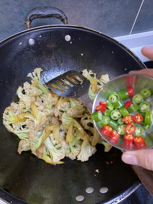 每次下馆子必点的脆脆的干锅花菜🙋的做法 步骤9