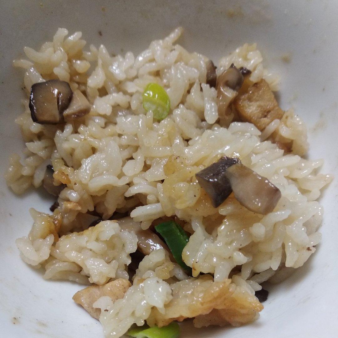 酱油肉香菇焖饭