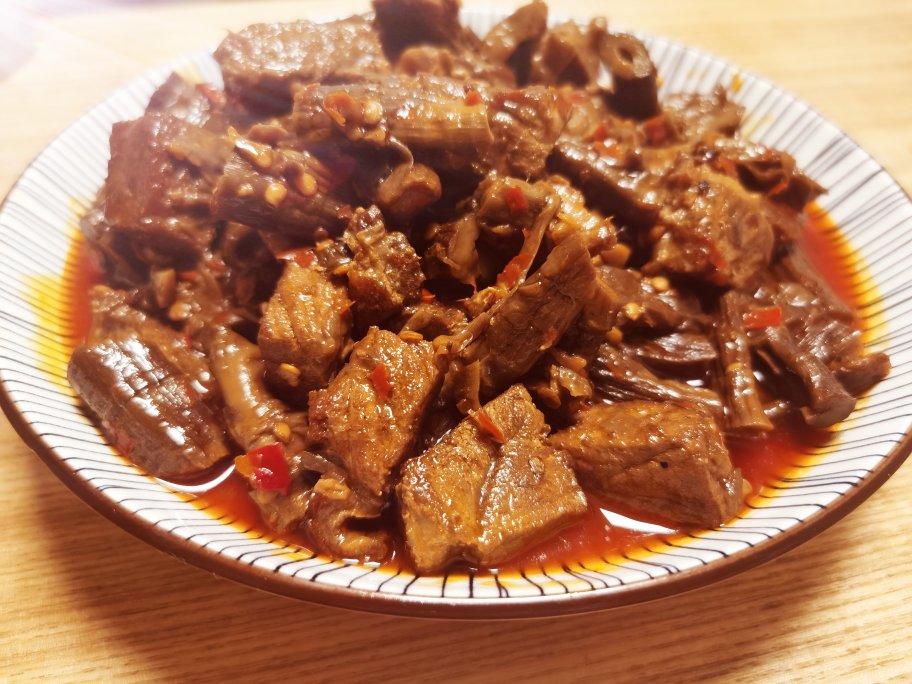 给老婆孩儿做饭的男人做的笋子烧牛肉