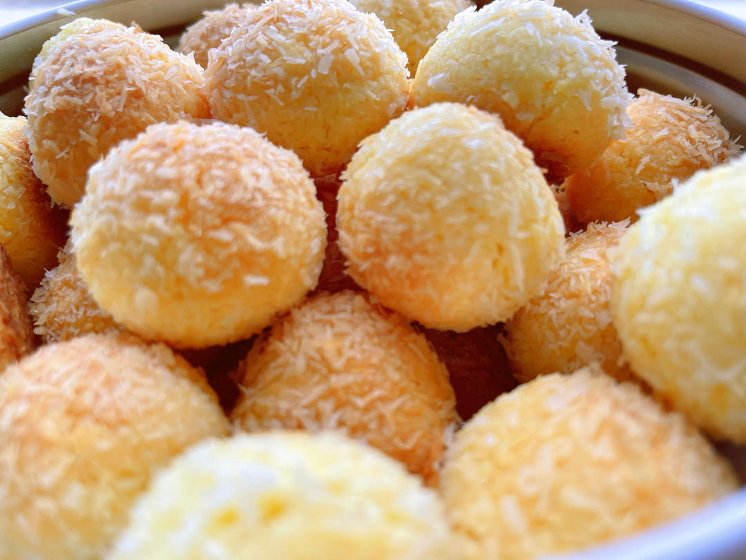 一口一个的椰蓉球