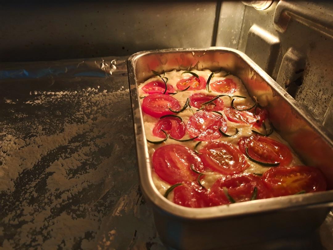 迷迭香番茄青豆佛卡夏Focaccia layered with rosemary tomatoes&peas——北鼎烤箱食谱
