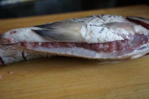 清蒸鲫鱼灌肉-附切红椒丝步骤的做法 步骤9