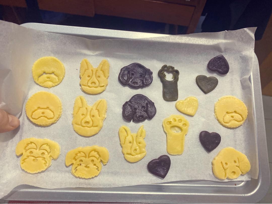 你和貌美平整的饼干只差了一块烤盘的距离（可做翻糖糖霜饼干底）