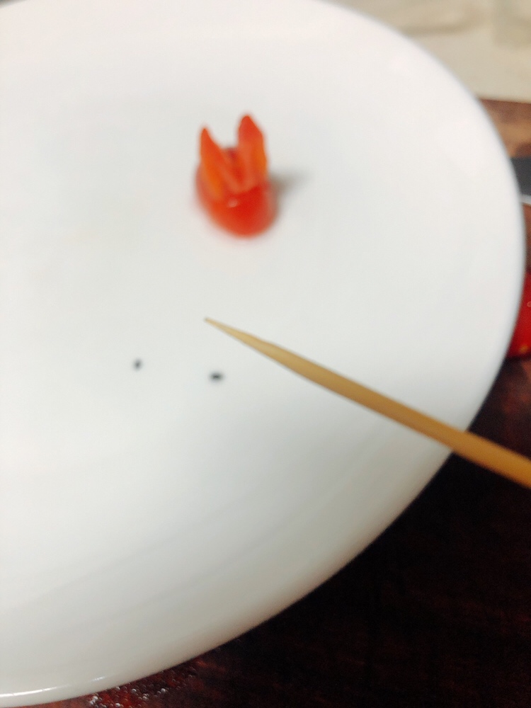简单漂亮的摆盘—番茄小兔子的做法 步骤9