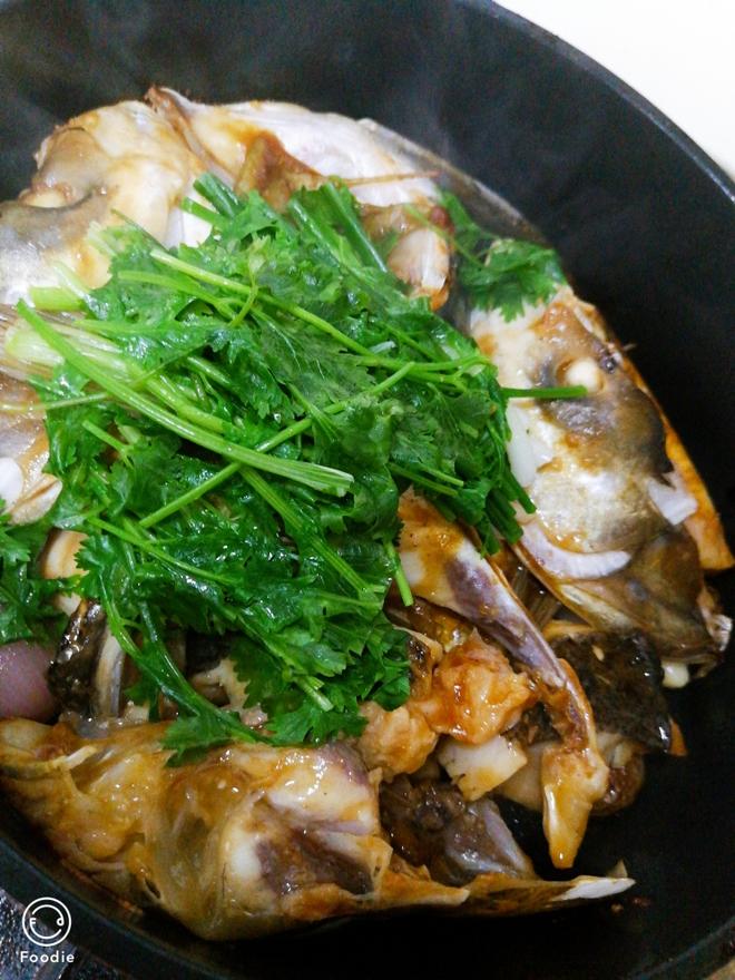 酱香干锅鱼头煲的做法