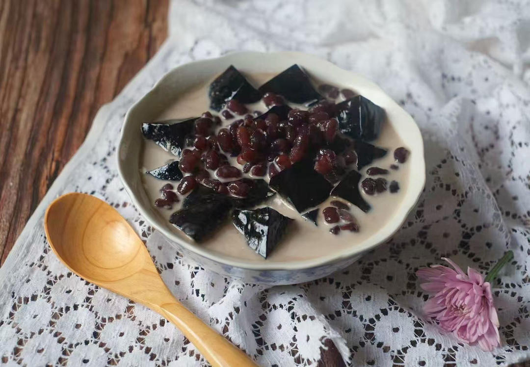 客家仙人粄(烧仙草-黑凉粉)