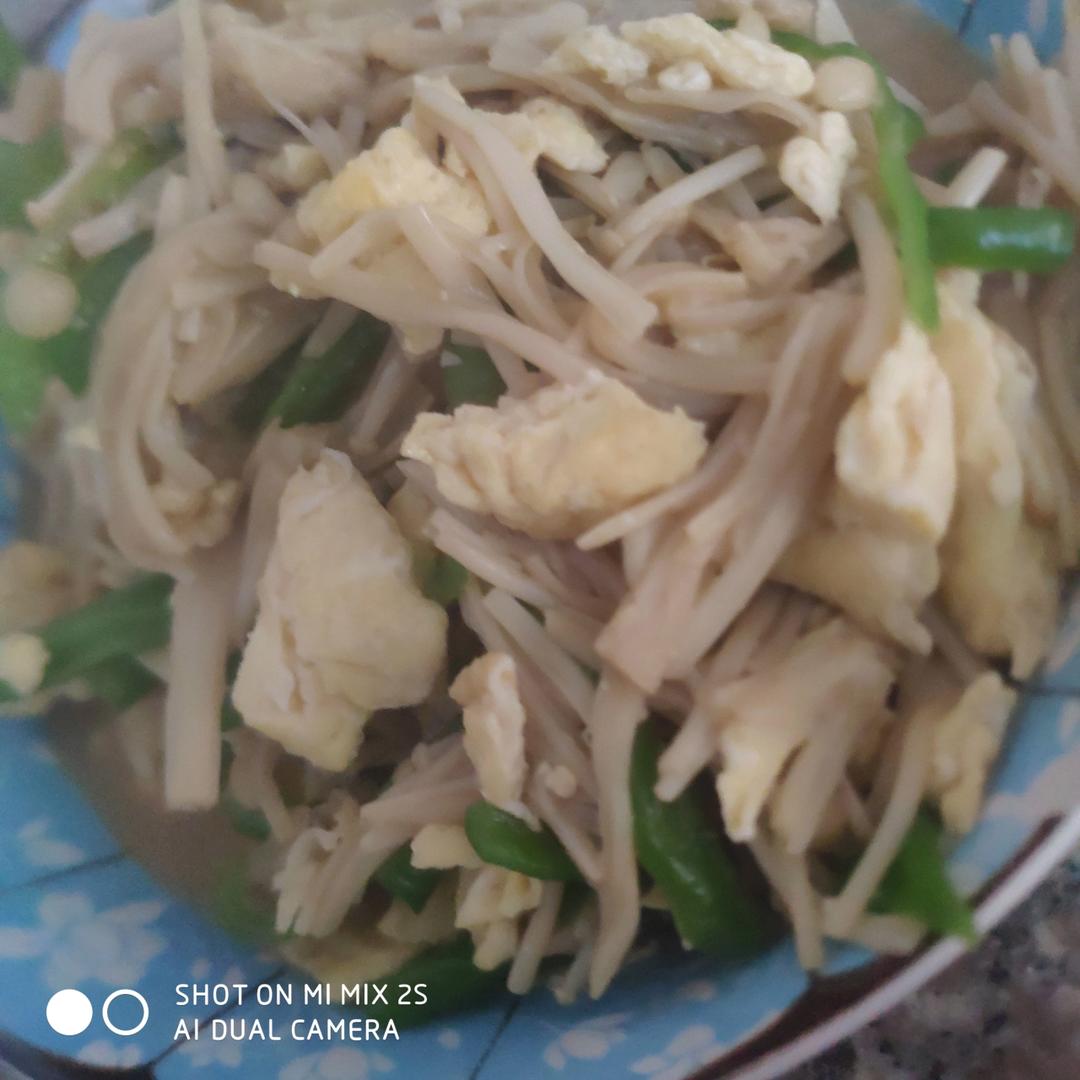 鲜香软嫩😋零失败三色金针菇炒蛋
