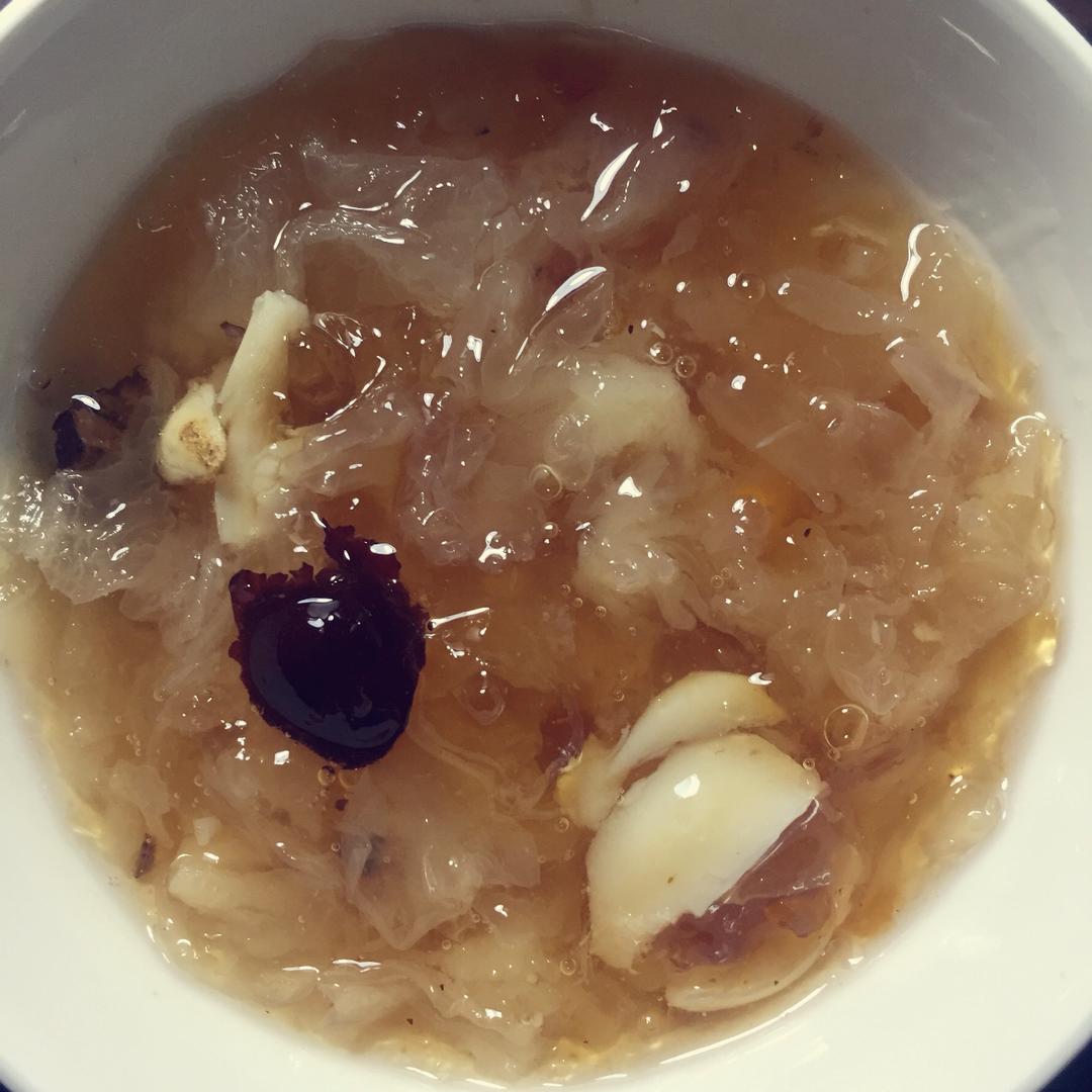 桃胶银耳红枣羹