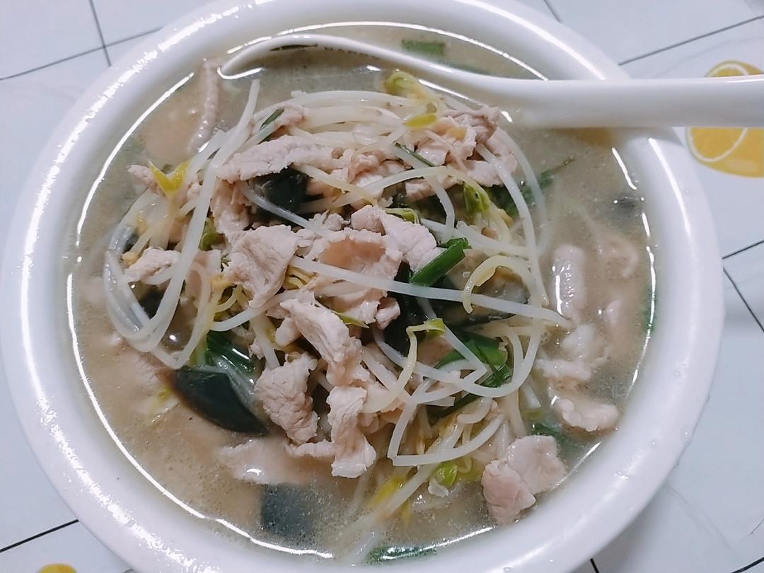 莲藕花生胡萝卜汤