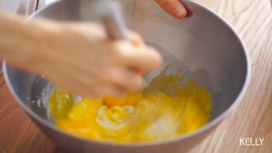 胖乎乎奶油芒果卷/不开裂不掉皮全过程详细图解烘焙视频/蛋糕篇6：「厚卷」的做法 步骤7