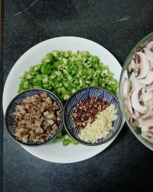 尖椒炒蘑菇的做法 步骤2