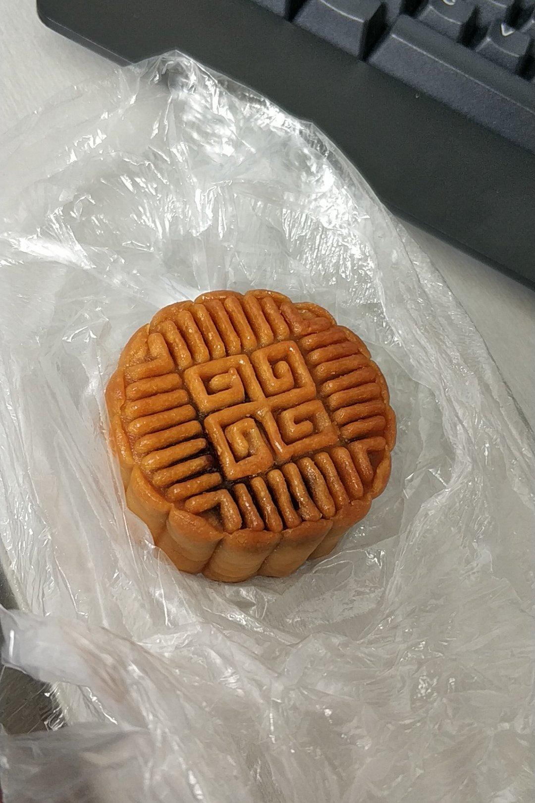 广式月饼－－蛋黄豆沙月饼