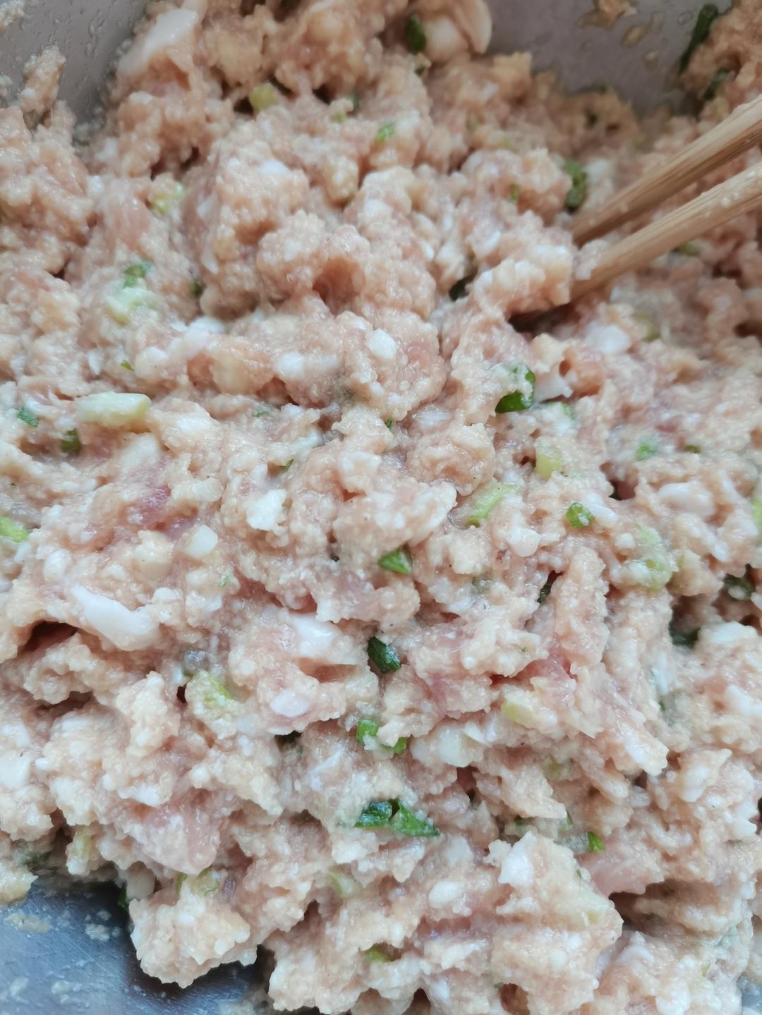 吃起来脆爽，香脆可口，好吃不腻，马蹄/荸荠猪肉馅水饺