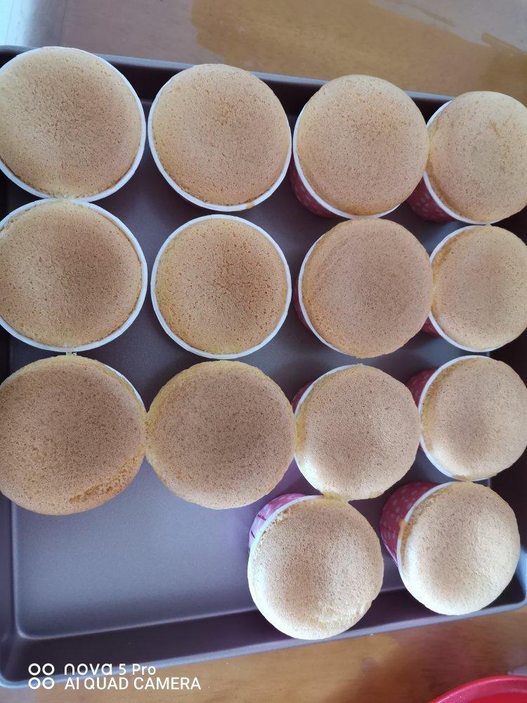 云朵般柔软的纸杯蛋糕