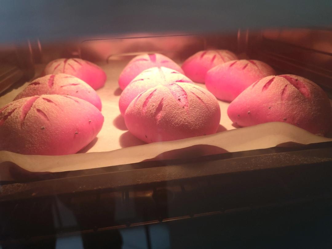 火龙果软欧包，粉嘟嘟～