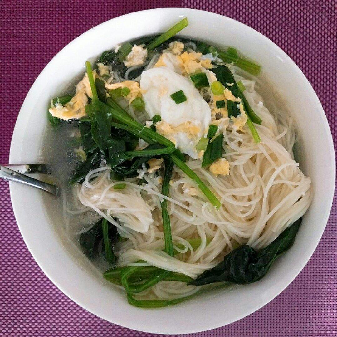 菠菜鸡蛋面