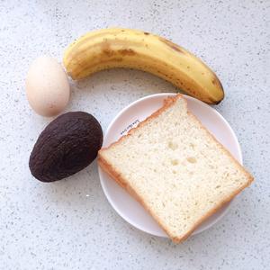 香蕉🍌牛油果🥑吐司卷的做法 步骤1