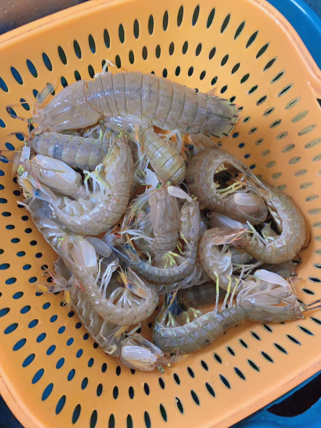 无油炸版的椒盐皮皮虾和巧拨虾壳的方法