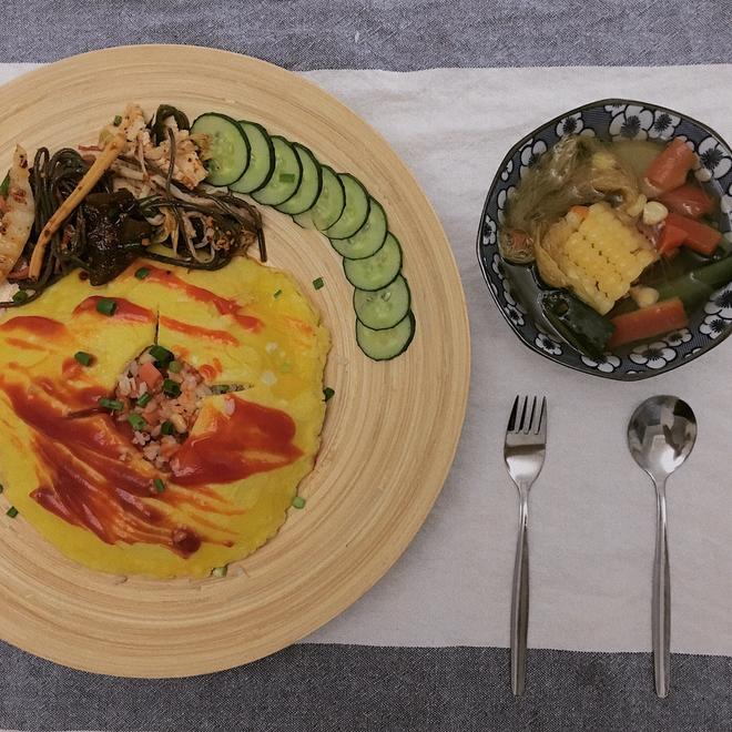 【今晚吃什么】蛋包饭+玉米胡萝卜汤的做法