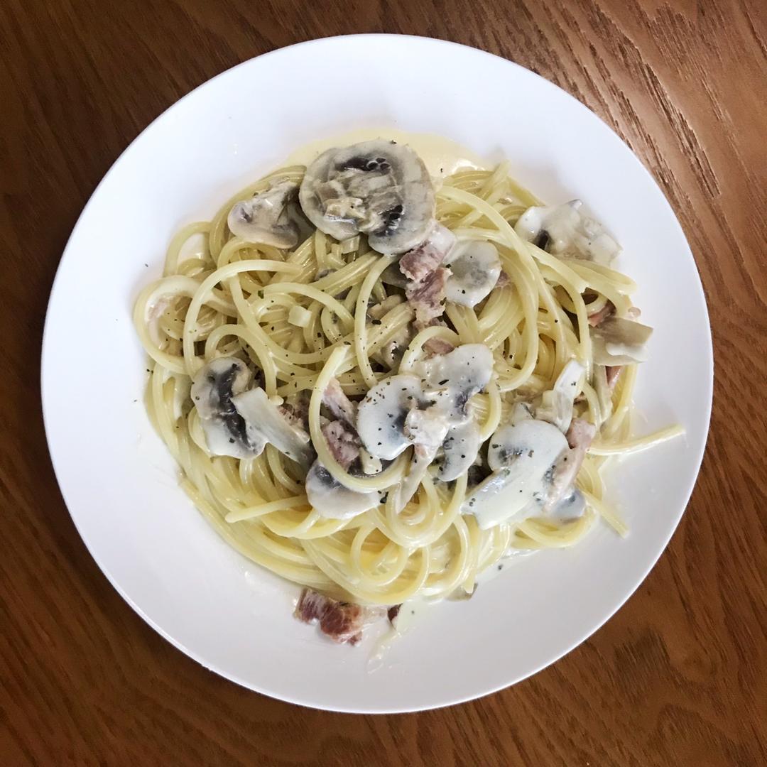 白蘑菇奶油培根意面