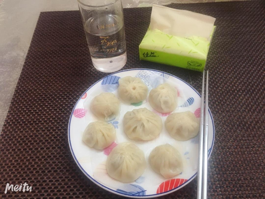 小笼包：一口爆汁！