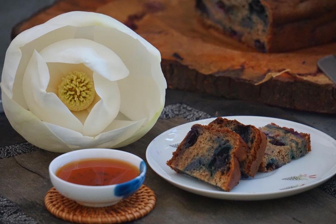 准备祖传的香蕉蓝莓玛芬蛋糕