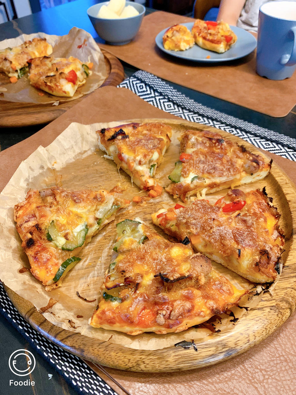 含宣软饼皮做法、自己在家也能做出馅料十足、超拉丝的美味诱人披萨