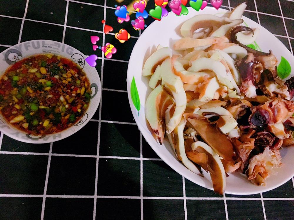水煮鱿鱼蘸酱的做法