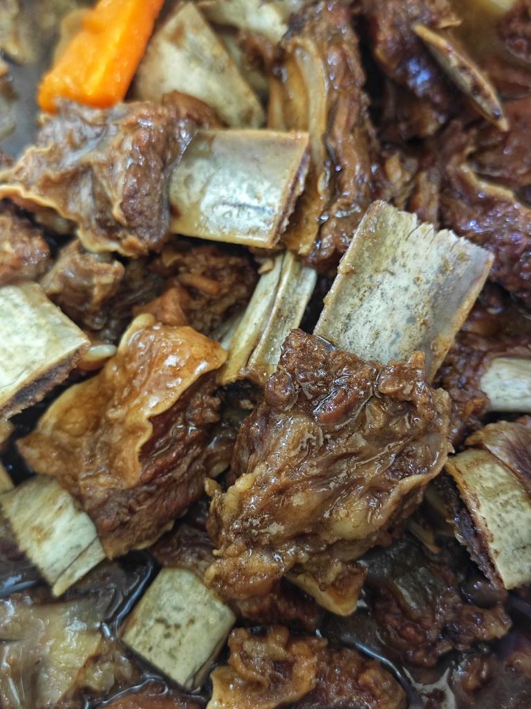 新鲜牛排焖煮，有点下饭！