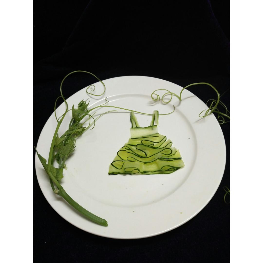 小茜私房菜做的创意黄瓜盘饰摆盘拼盘有小裙子
