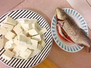 鱼汤豆腐的做法 步骤1