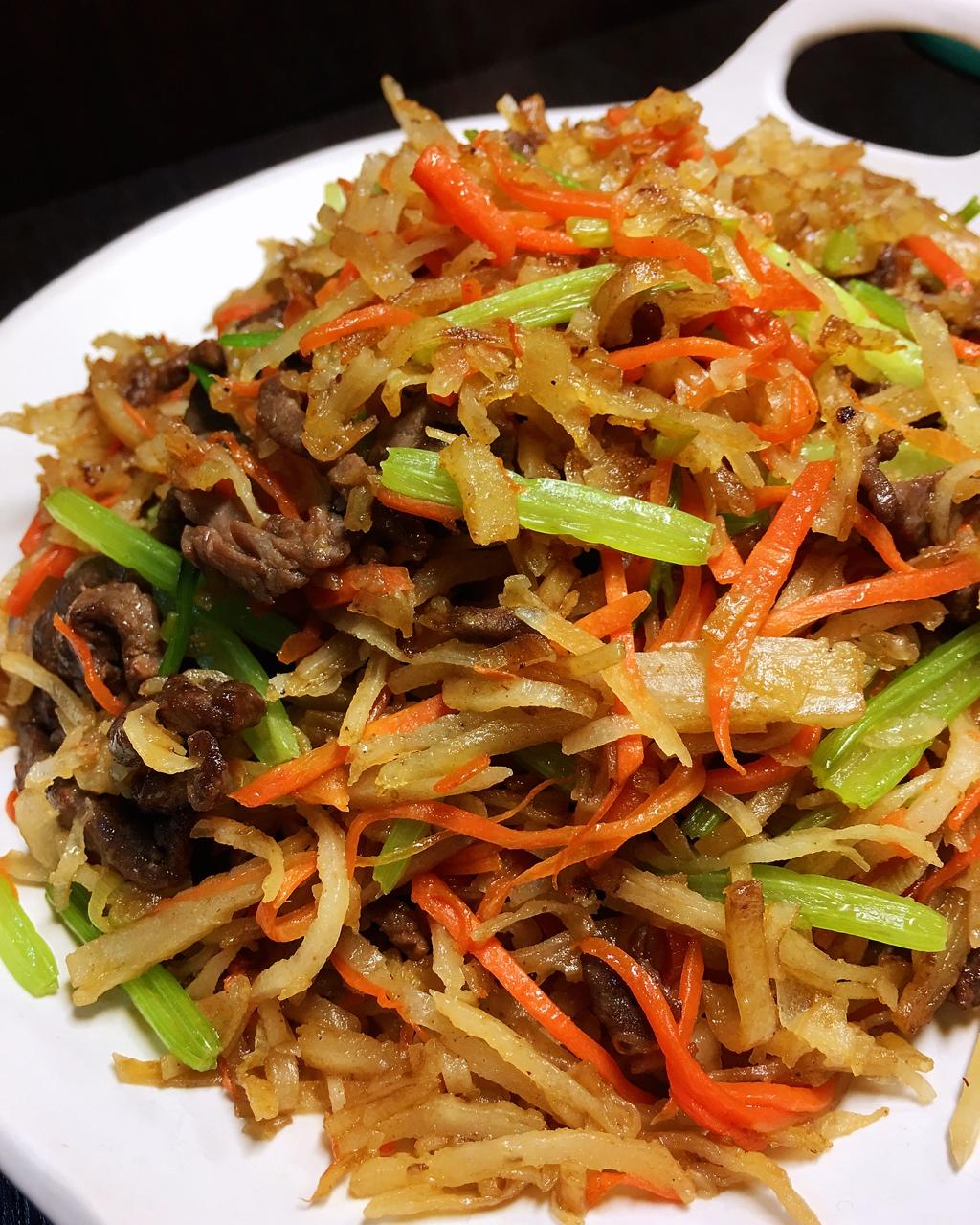 我很家常做的牛肉芹菜胡萝卜炒饼丝